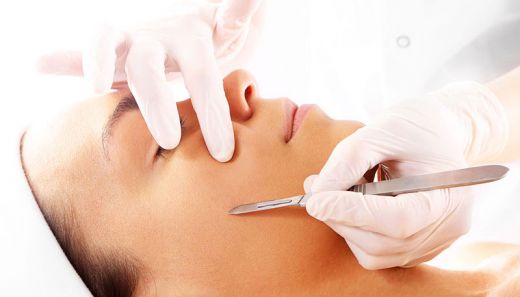 Dermaplaning: Ontgrendel een Stralende, Frisse Huid met deze Revolutionaire Gezichtsbehandeling